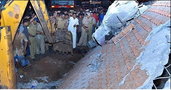 India: O instanţă federală a interzis folosirea artificiilor zgomotoase după tragedia din templul hindus, soldată cu 105 morţi