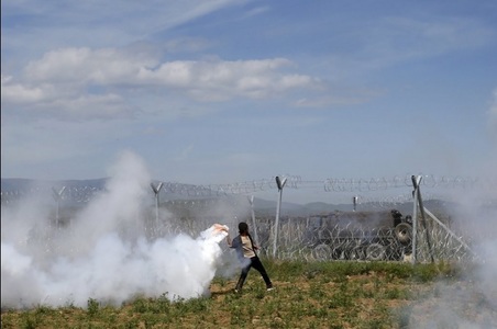 Autorităţile macedonene au folosit gaze lacrimogene împotriva migranţilor de la graniţa elenă