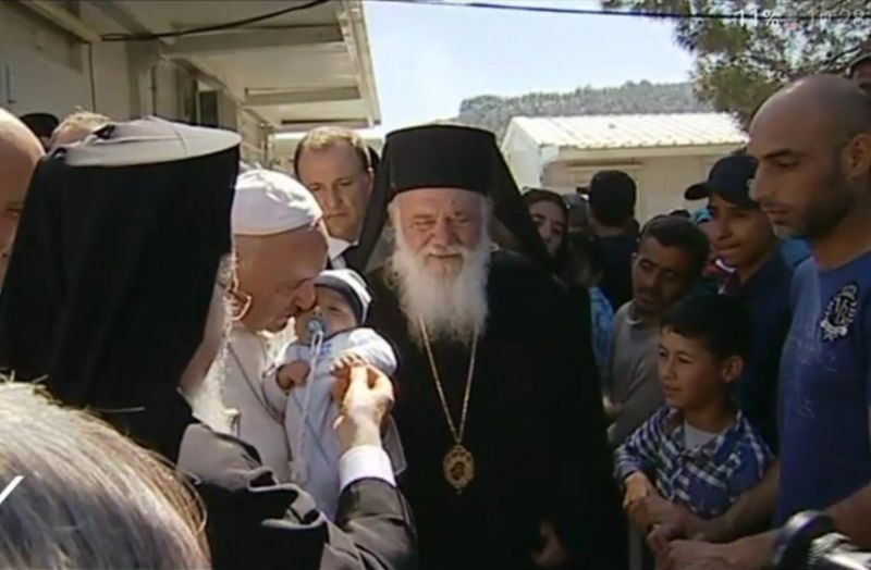 Papa Francisc face o vizită istorică pe Insula Lesbos din Grecia. Suveranul Pontif imploră Europa să-i ajute pe refugiaţii disperaţi - UPDATE