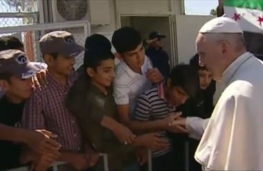 Unii migranţi plâng în hohote în timp ce se întâlnesc cu Papa Francisc în centrul de detenţie de la Moria. VIDEO