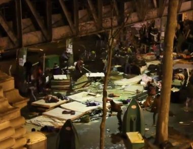 Sute de migranţi şi de manifestanţi de extremă-dreapta s-au bătut în apropiere de o staţie de metrou din Paris. VIDEO