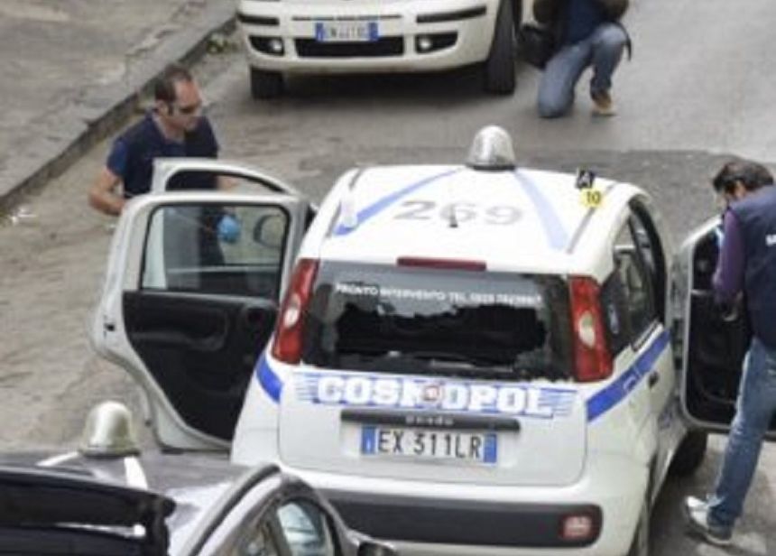 Patru persoane au deschis focul şi au jefuit o maşină de transport valori la Napoli; două persoane au fost rănite