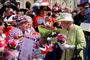 Garda Regală a tras 41 de salve de tun la Londra, în timp ce regina se întâlneşte cu supuşii la Windsor. FOTO, VIDEO