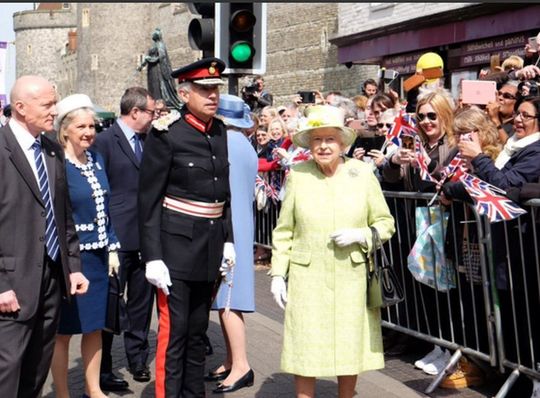Garda Regală a tras 41 de salve de tun la Londra, în timp ce regina se întâlneşte cu supuşii la Windsor (FOTO: Twitter)