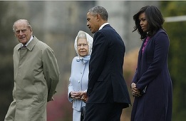 Familia Obama i-a oferit cadou reginei un album foto cu întâlnirile acesteia cu liderii americani
