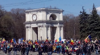 Patru poliţişti au fost internaţi în stare gravă la spital, după violenţele de la Chişinău