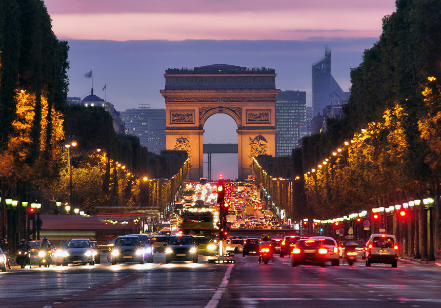 Autorităţile pariziene interzic într-o singură zi a lunii circulaţia autovehiculelor pe Champs-Elysees pentru a reduce poluarea aerului