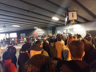 REPORTAJ:La o lună de la atentate, pe Aeroportul din Bruxelles pasagerii stau ore în şir la cozi, chiar şi sub cerul liber FOTO/VIDEO