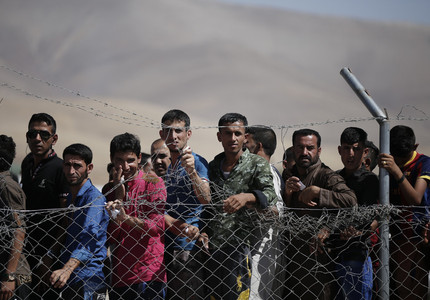 Grecia trimite 12 sirieni înapoi în Turcia şi anunţă că va construi patru noi tabere