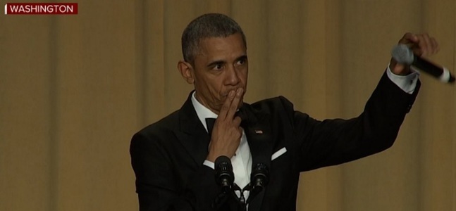 Obama a găzduit un ultim dineu al corespondenţilor de la Casa Albă, presărat cu umor şi critici acide la adresa republicanilor VIDEO