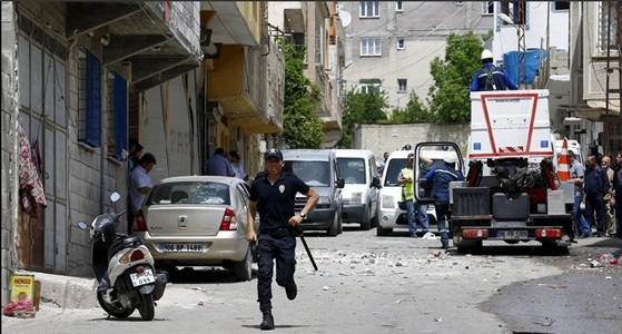 Turcia: Atentat cu maşină-capcană la sediul poliţiei din Gaziantep soldat cu un ofiţer ucis şi alţi 13 răniţi