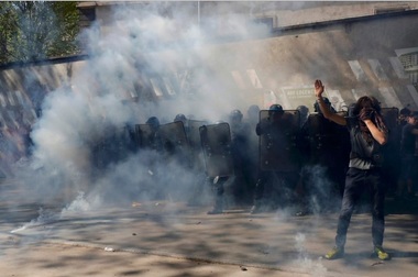 Franţa: Ciocniri violente între protestatari şi forţele de ordine la manifestaţiile de Ziua Muncii din Paris - FOTO / VIDEO