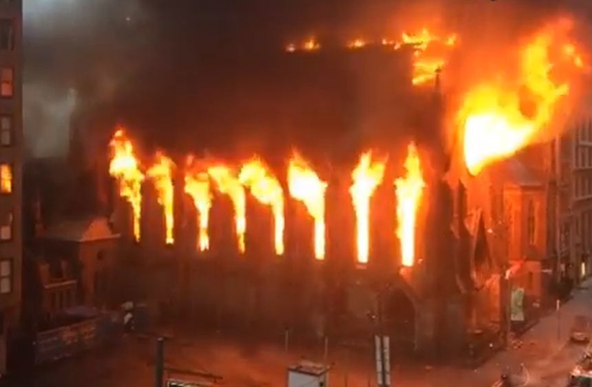 Cinci răniţi la New York, în urma unui incendiu după slujba de Paşte la o catedrală ortodoxă sârbă care acum riscă să se prăbuşească. VIDEO