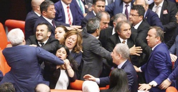 Parlamentarii turci se bat din nou din cauza unui proiect de amendare a Constituţiei privind ridicarea imunităţii - VIDEO