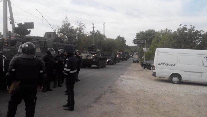 Un grup de manifestanţi a blocat intrarea militarilor americani în R. Moldova - FOTO