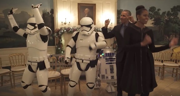 SUA: Familia prezidenţială a sărbătorit ziua Star Wars cu un dans alături de trupele imperiale şi îndrăgitul robot R2-D2 VIDEO