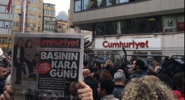 Statele Unite se declară îngrijorate de condamnarea jurnaliştilor Cumhuriyet, Erdem Gul şi Can Dundar, la cinci de închisoare