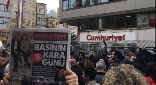 Statele Unite se declară îngrijorate de condamnarea jurnaliştilor Cumhuriyet, Erdem Gul şi Can Dundar, la cinci de închisoare