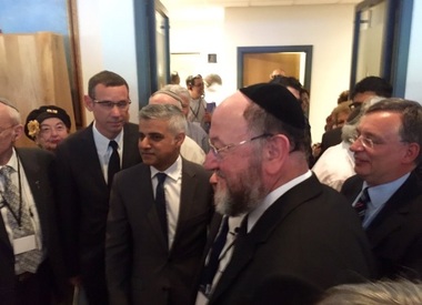 Marea Britanie: Primul primar musulman al metropolei londoneze participă la comemorarea victimelor Holocaustului