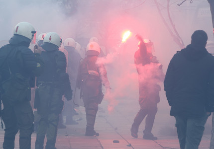 Poliţia greacă foloseşte gaze lacrimogene pentru a opri ciocniri între 300 de refugiaţi şi migranţi la Idomeni
