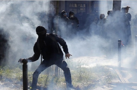 Franţa: Ciocniri violente între protestatari şi forţele de ordine după ce executivul a forţat aprobarea controversatei legi a muncii