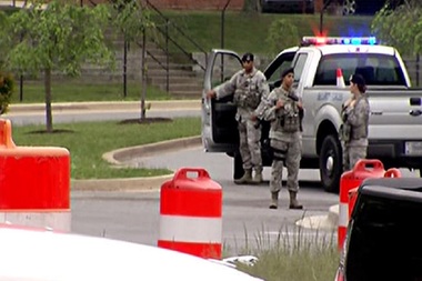 O femeie a ameninţat că se aruncă în aer la baza militară St Andrews, din apropiere de Washington; alarma s-a dovedit falsă
