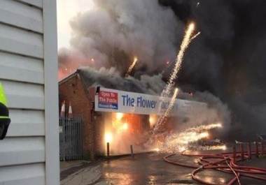 Incendiu de proporţii la o fabrică de artificii din Marea Britanie