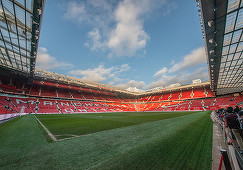 UPDATE: Stadionul Old Trafford din Marea Britanie a fost evacuat din cauza unui pachet suspect. Geniştii au detonat coletul