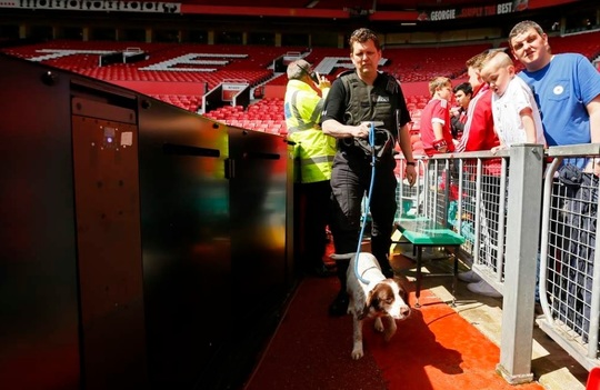 Old Trafford evacuat (Foto: Twitter)