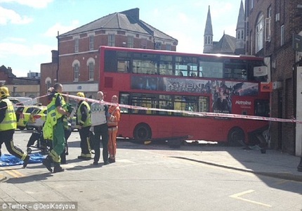Cel puţin 15 răniţi într-un accident de autobuz la Londra