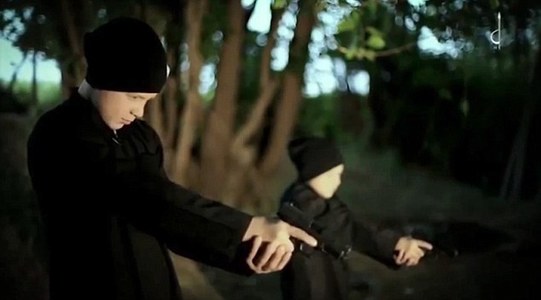 ISIS a difuzat un clip de propagandă în care doi copii francezi execută prizonieri sirieni - VIDEO
