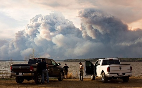 Autorităţile canadiene au evacuat mii de persoane în timp ce incediul de vegetaţie se apropie de câmpurile petroliere
