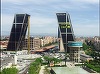 Activiştii Greenpeace au protestat la înălţime pe faţada unui zgârie-nori din Madrid VIDEO