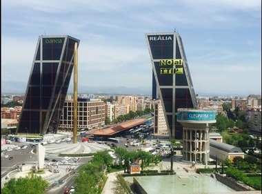 Activiştii Greenpeace au protestat la înălţime pe faţada unui zgârie-nori din Madrid VIDEO