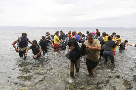 Un grup de migranţi a provocat un incendiu într-un centru de primire a refugiaţilor de pe Insula Lampedusa