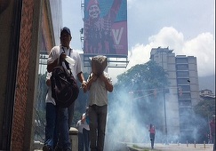 Proteste violente la Caracas, unde mulţimea a cerut demiterea preşedintelui Maduro