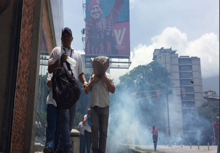 Proteste violente la Caracas, unde mulţimea a cerut demiterea preşedintelui Maduro