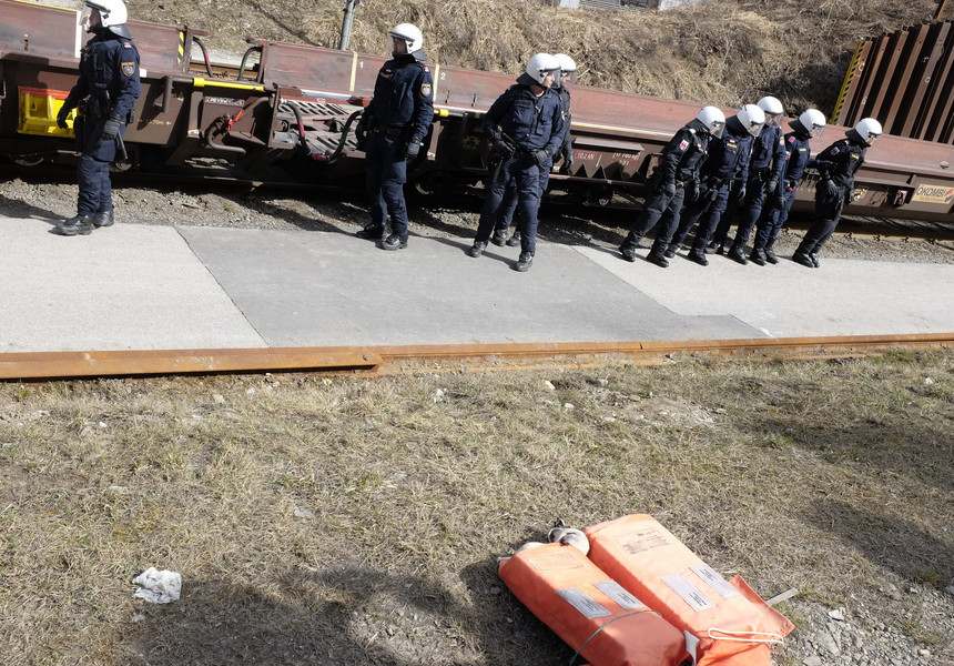 Cel puţin doi morţi şi 11 răniţi în vestul Austriei, după ce un bărbat deschide focul împotriva unei mulţimi