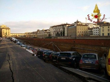 O bucată de chei s-a prăbuşit la Florenţa, din cauza unei conducte de apă care s-a spart