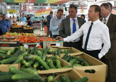 Rusia: Medvedev susţine prelungirea interdicţiei privind importul de alimente din statele UE până la finele lui 2017 