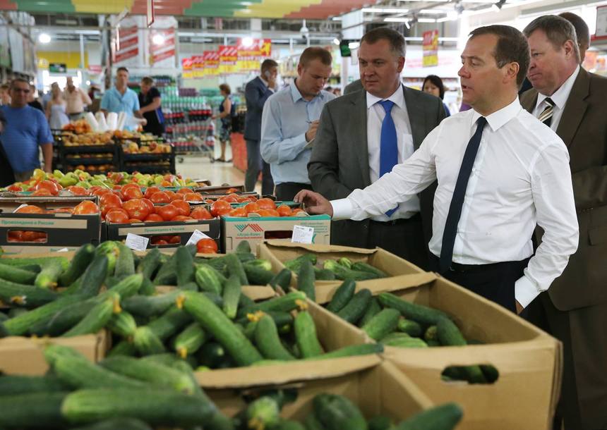Rusia: Medvedev susţine prelungirea interdicţiei privind importul de alimente din statele UE până la finele lui 2017 