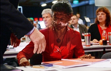 Germania: Deputată a extremei-stânga lovită cu un tort de ciocolată pentru poziţia sa privind migraţia VIDEO