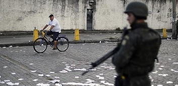 Autorităţile braziliene au descins în mahalale din Rio de Janeiro în căutarea suspecţilor care au abuzat o adolescentă