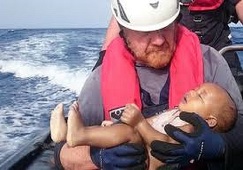 O fotografie cutremurătoare cu un bebeluş migrant înecat, ţinut în braţe de un salvator german, a fost publicată de un ONG