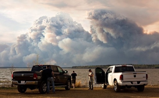 Locuitorii încep să revină la Fort McMurray, la o lună după incendiul care a devastat oraşul canadian