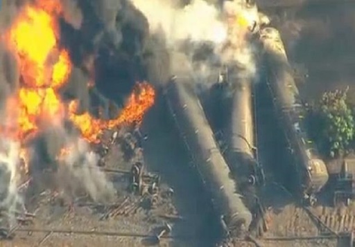 Sute de oameni au fost evacuaţi după ce un tren care transporta un tip de ţiţei extrem de volatil a deraiat în statul Oregon