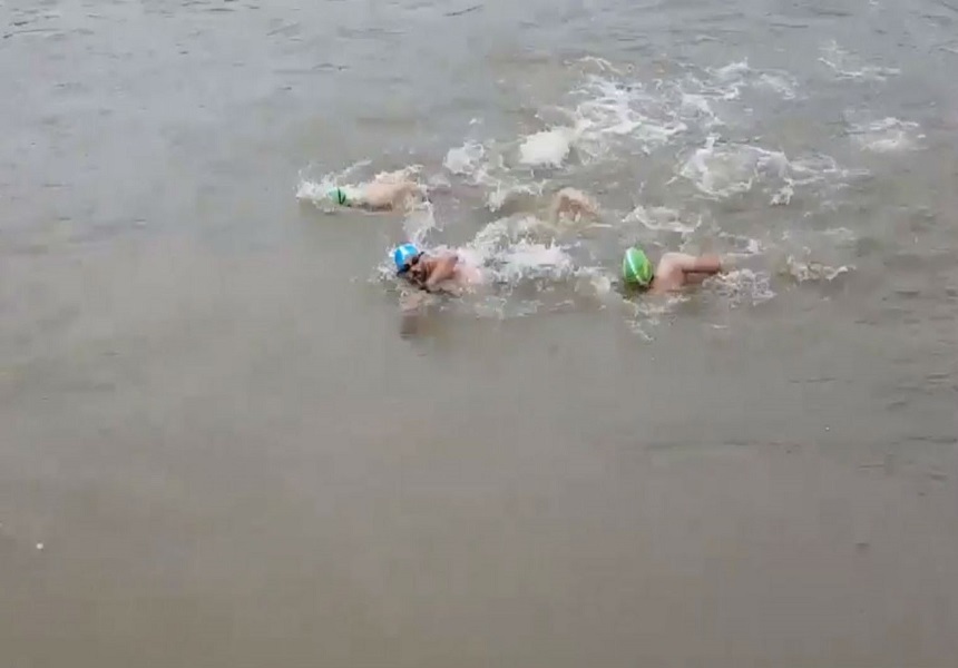 Un grup de tineri parizieni s-a filmat în timp ce înota în apa care a acoperit bulevardul de pe malul Senei