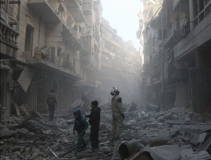 Siria: Forţele guvernamentale au bombardat o suburbie a capitalei, la doar câteva ore după livrarea ajutoarelor ONU