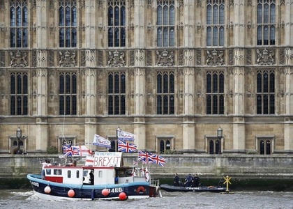 Cameron ameninţă cu o nouă cură de austeritate după ce flotile se înfruntă pe Tamisa pe tema unui Brexit