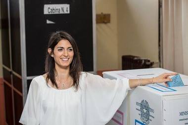 Italia: Virginia Raggi devine prima femeie aleasă la conducerea Primăriei Romei